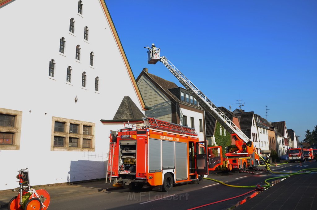 Feuer 3 Dachstuhlbrand Koeln Rath Heumar Gut Maarhausen Eilerstr P118.JPG
